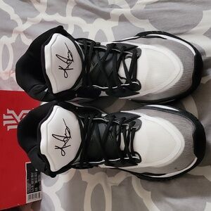 Nike Kyrie 8(infinity) mens size 13.5